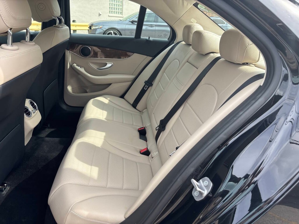 Mercedes-Benz C-Class Vehicle Full-screen Gallery Image 12