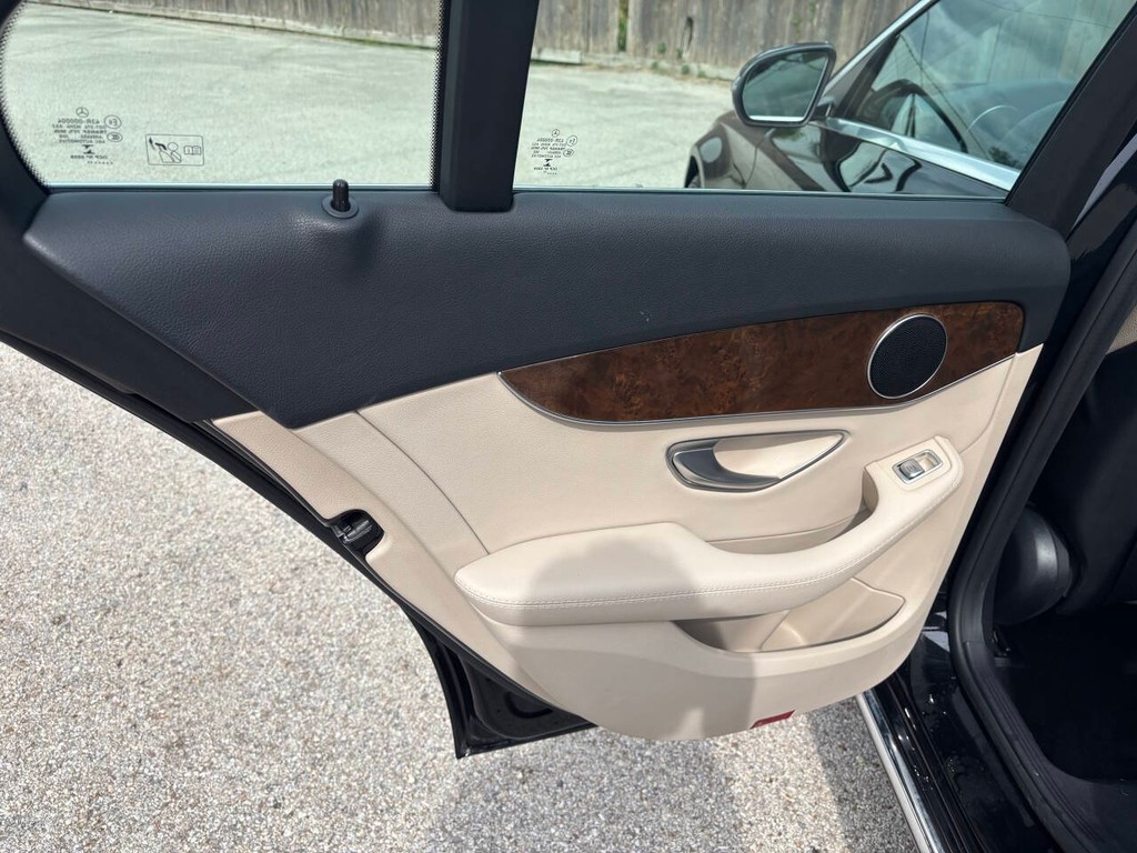 Mercedes-Benz C-Class Vehicle Full-screen Gallery Image 13