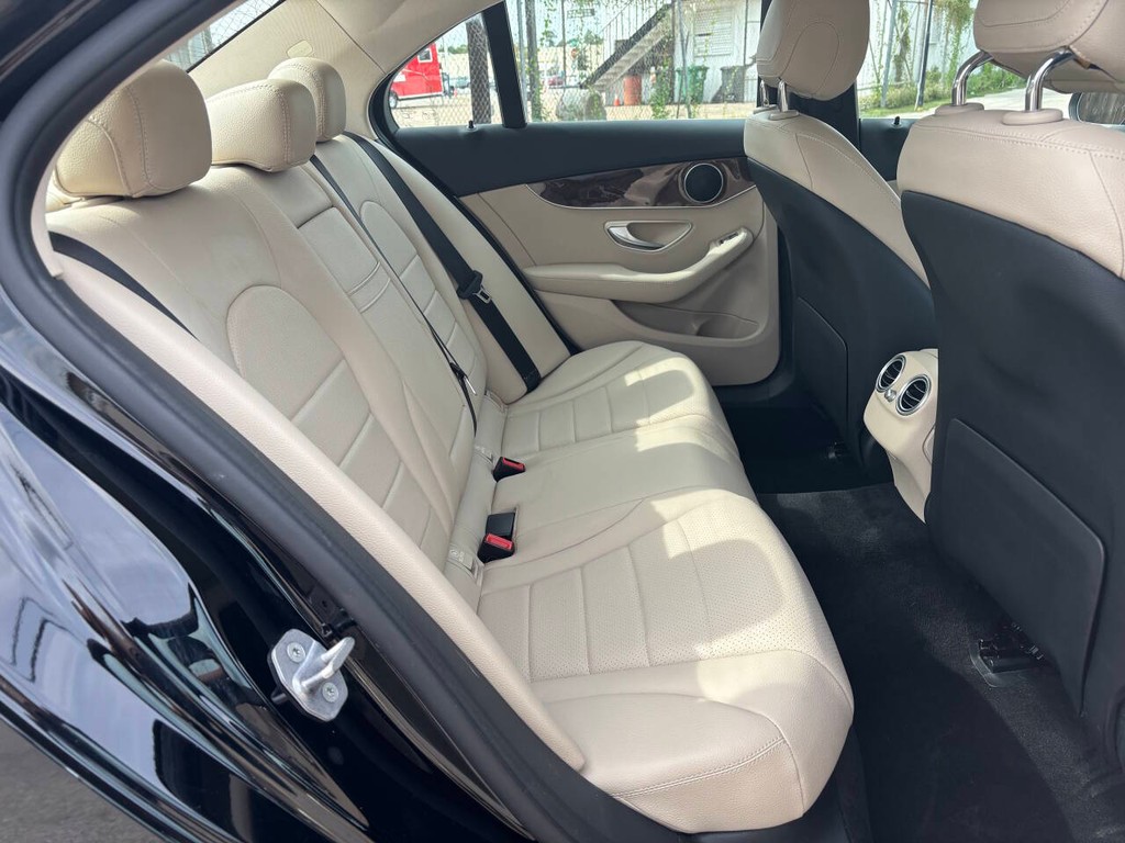 Mercedes-Benz C-Class Vehicle Full-screen Gallery Image 14