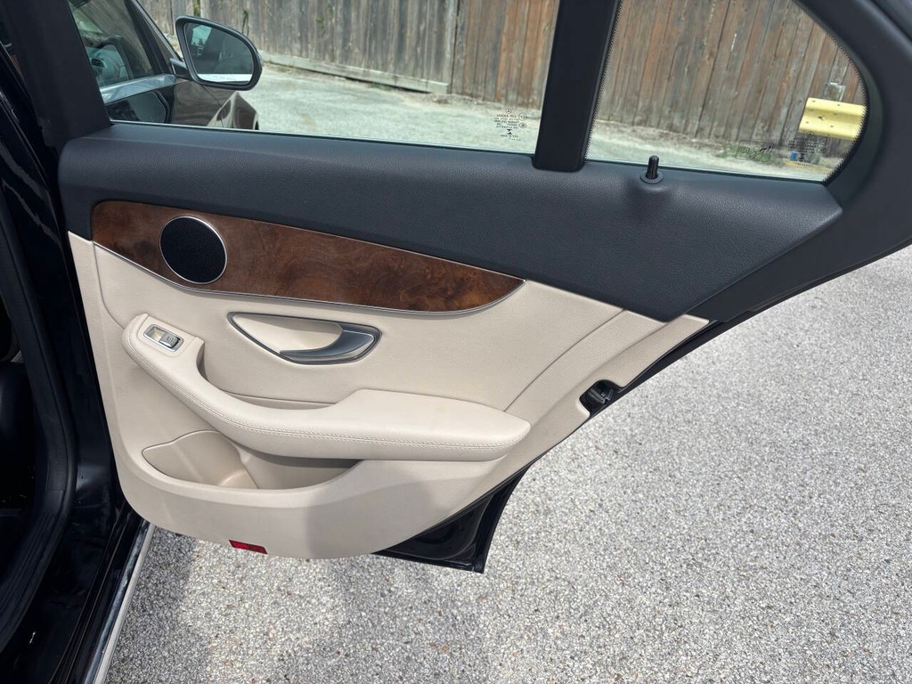 Mercedes-Benz C-Class Vehicle Full-screen Gallery Image 15