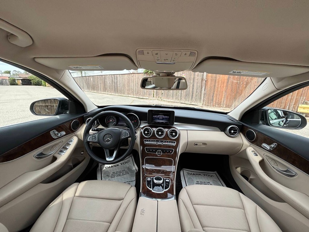 Mercedes-Benz C-Class Vehicle Full-screen Gallery Image 16