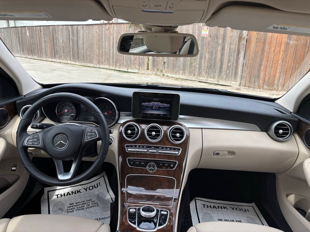Mercedes-Benz C-Class Vehicle Full-screen Gallery Image 17
