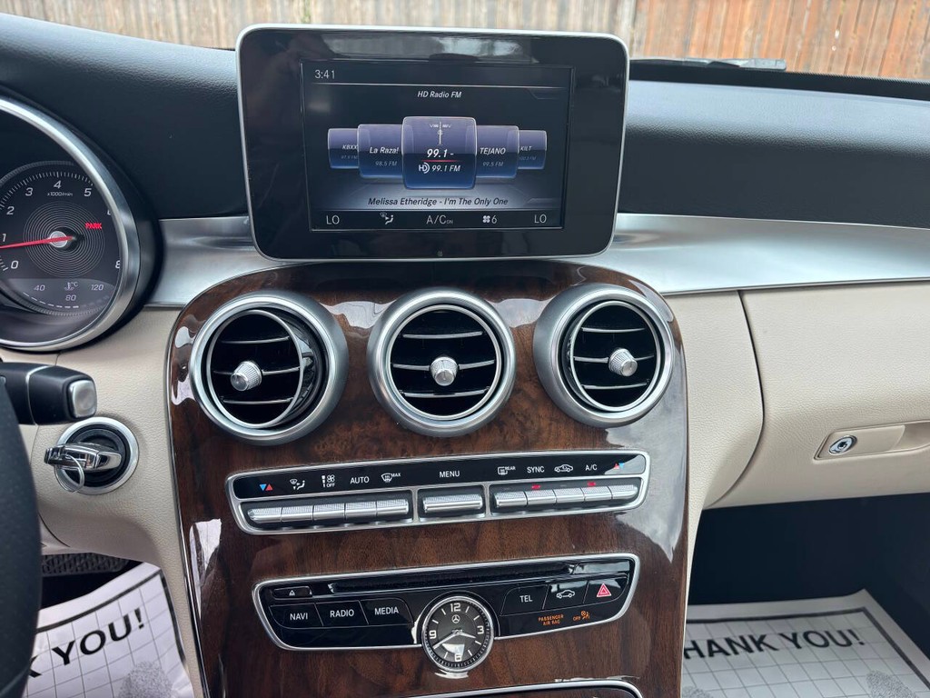 Mercedes-Benz C-Class Vehicle Full-screen Gallery Image 18