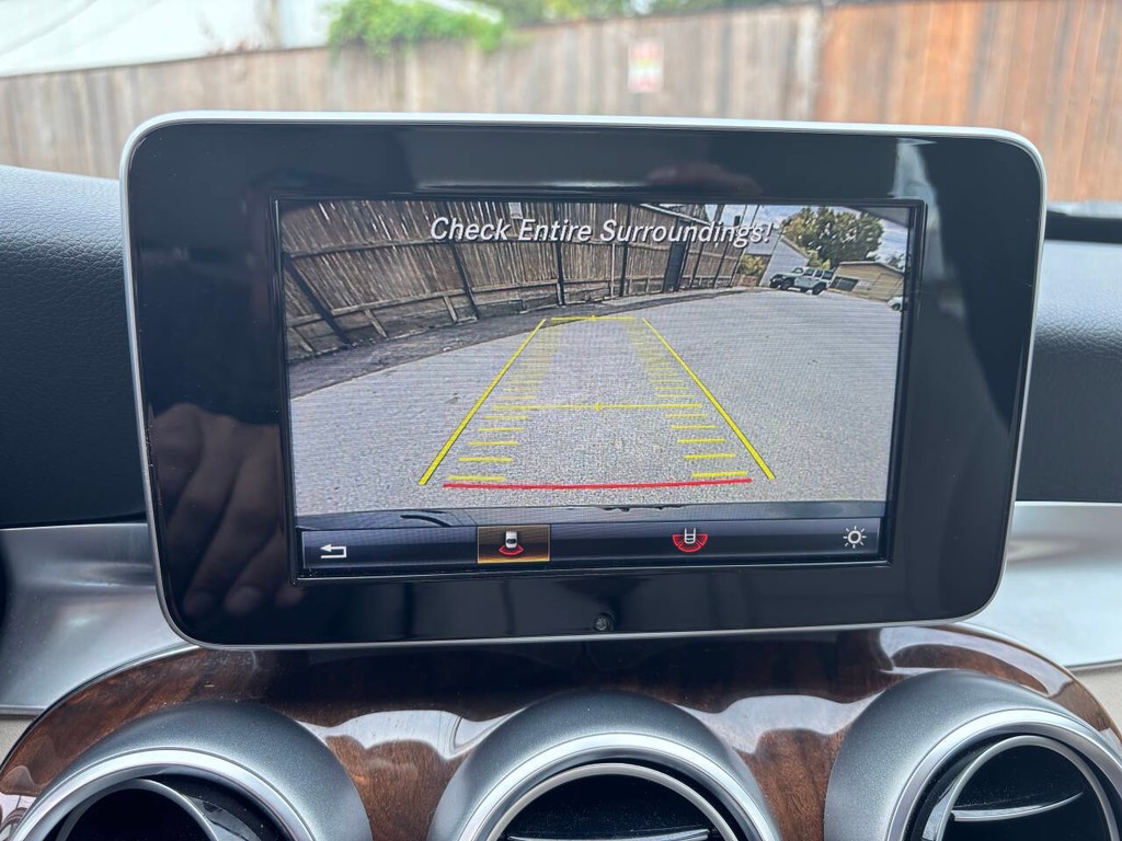 Mercedes-Benz C-Class Vehicle Full-screen Gallery Image 19