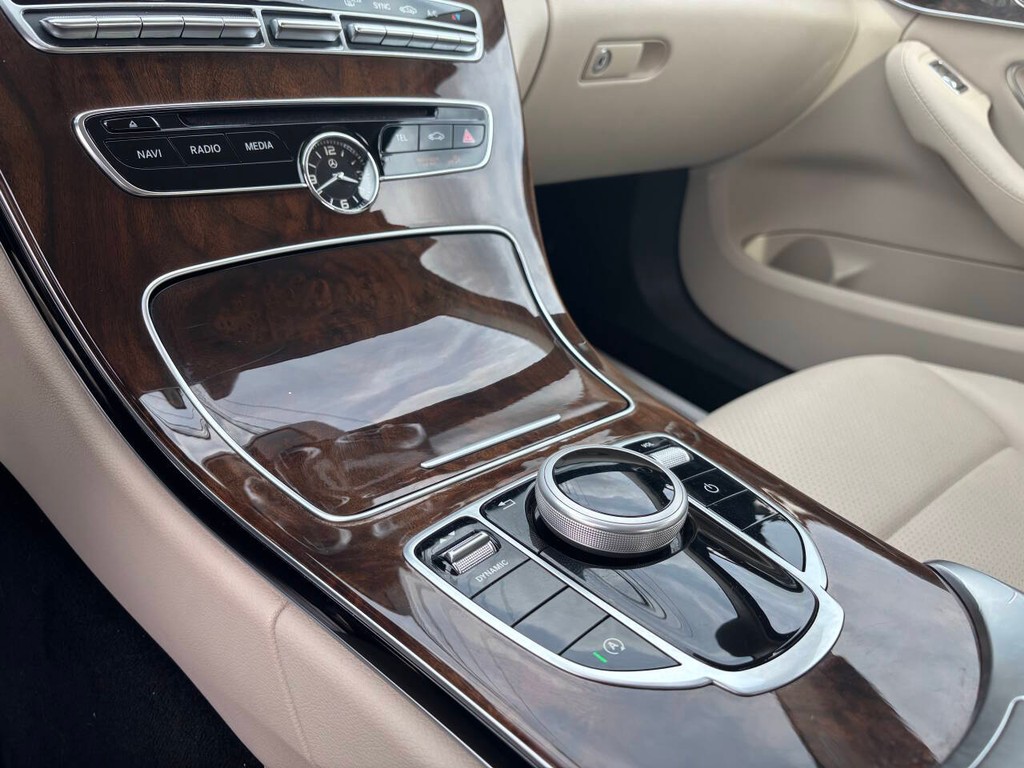 Mercedes-Benz C-Class Vehicle Full-screen Gallery Image 20