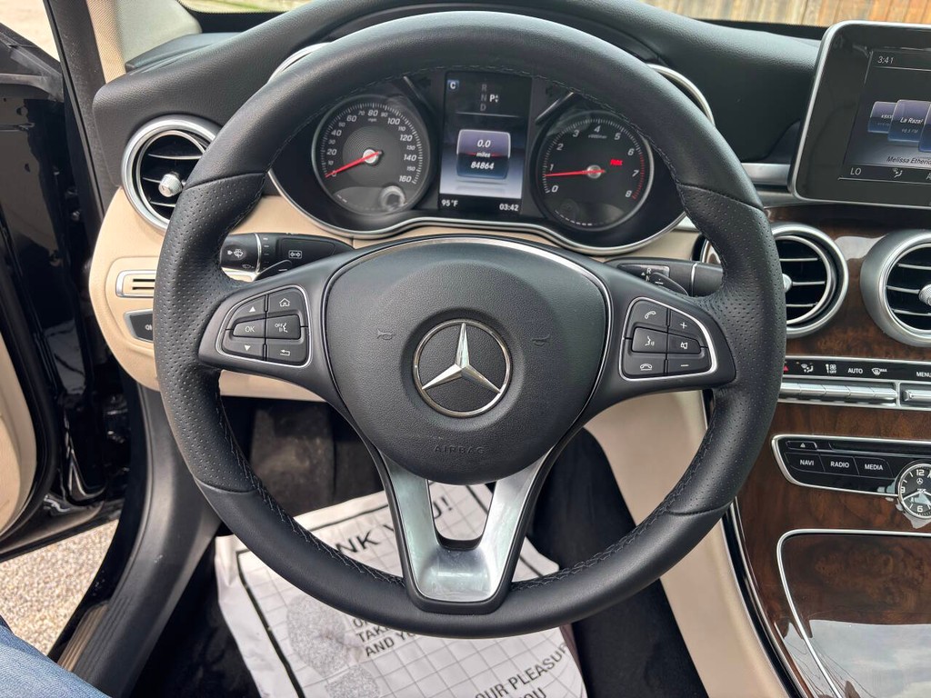 Mercedes-Benz C-Class Vehicle Full-screen Gallery Image 21