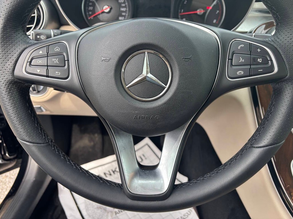 Mercedes-Benz C-Class Vehicle Full-screen Gallery Image 22