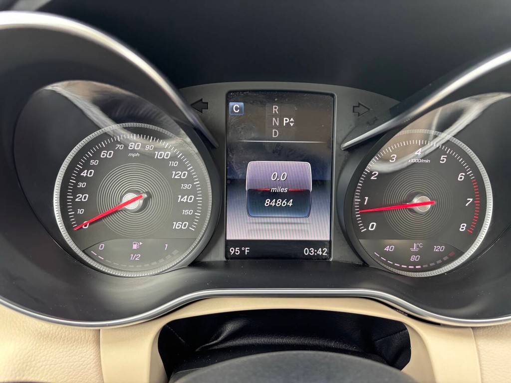 Mercedes-Benz C-Class Vehicle Full-screen Gallery Image 23