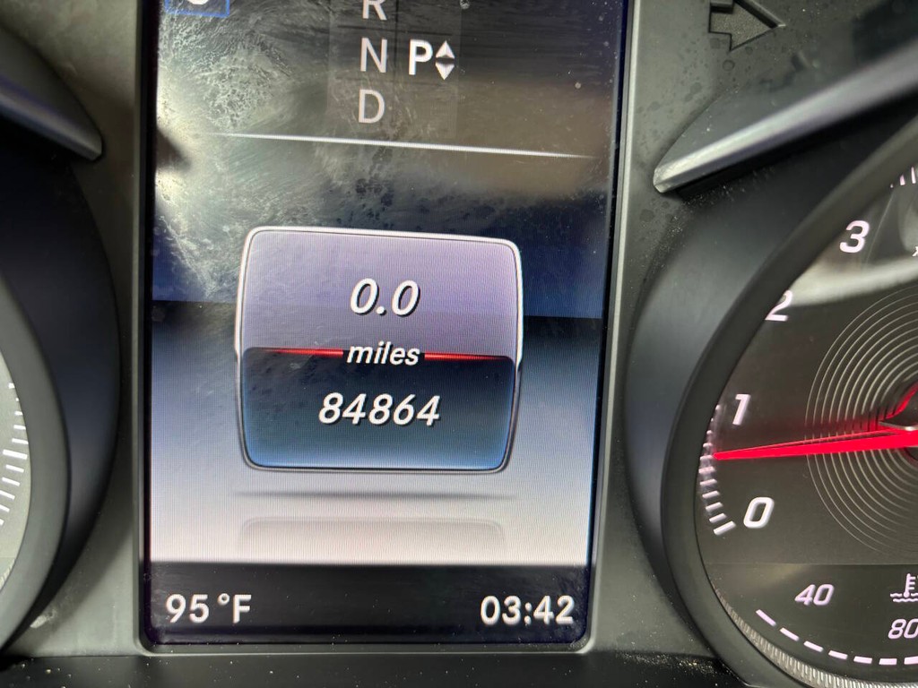 Mercedes-Benz C-Class Vehicle Full-screen Gallery Image 24