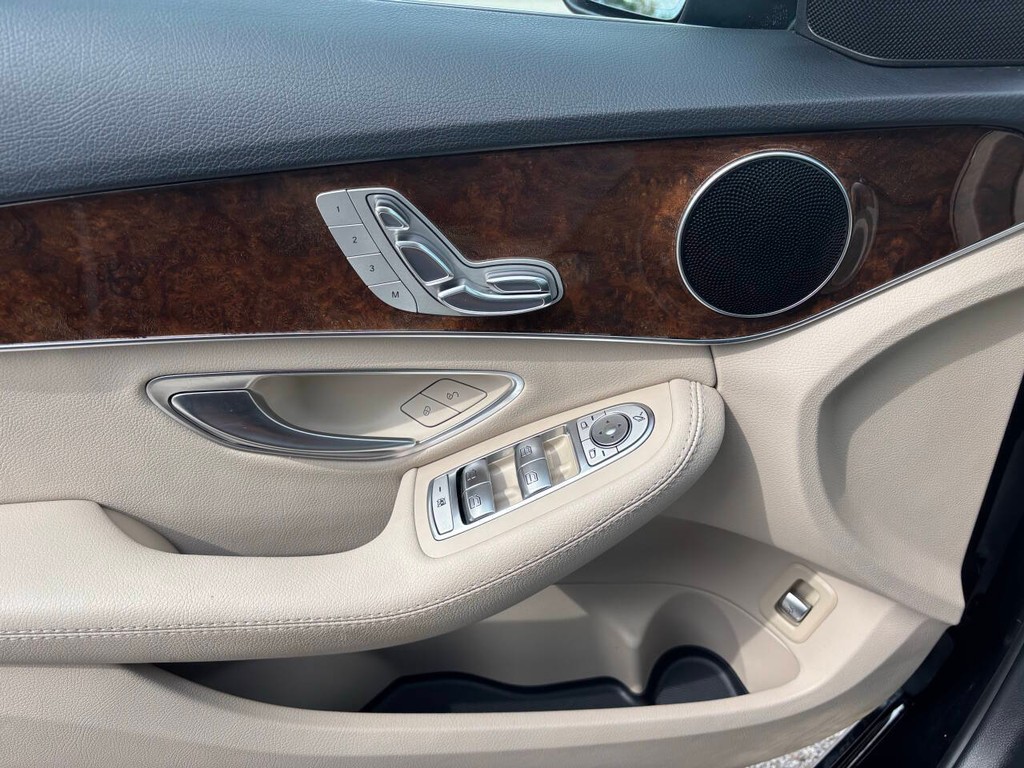 Mercedes-Benz C-Class Vehicle Full-screen Gallery Image 25