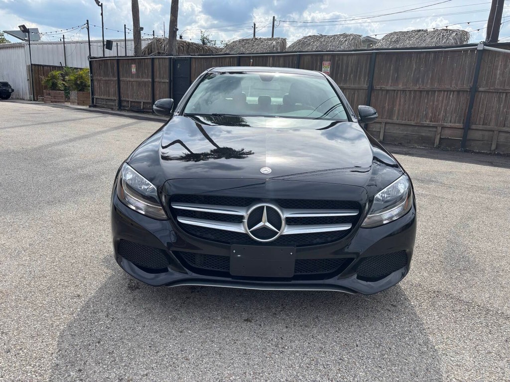 Mercedes-Benz C-Class Vehicle Full-screen Gallery Image 27