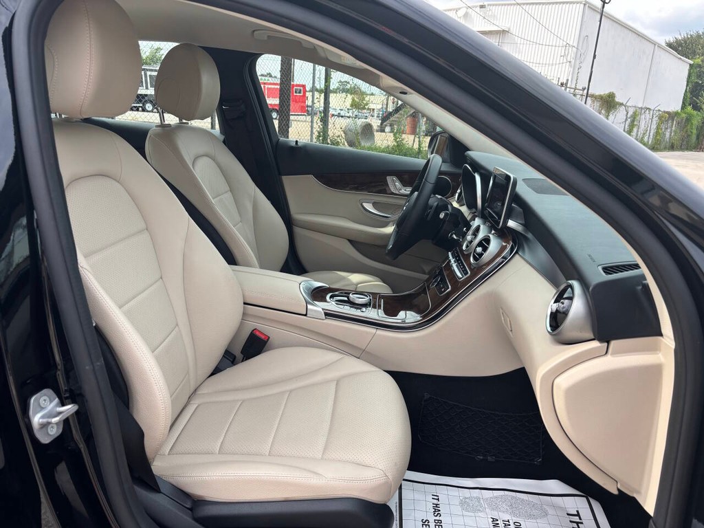 Mercedes-Benz C-Class Vehicle Full-screen Gallery Image 28