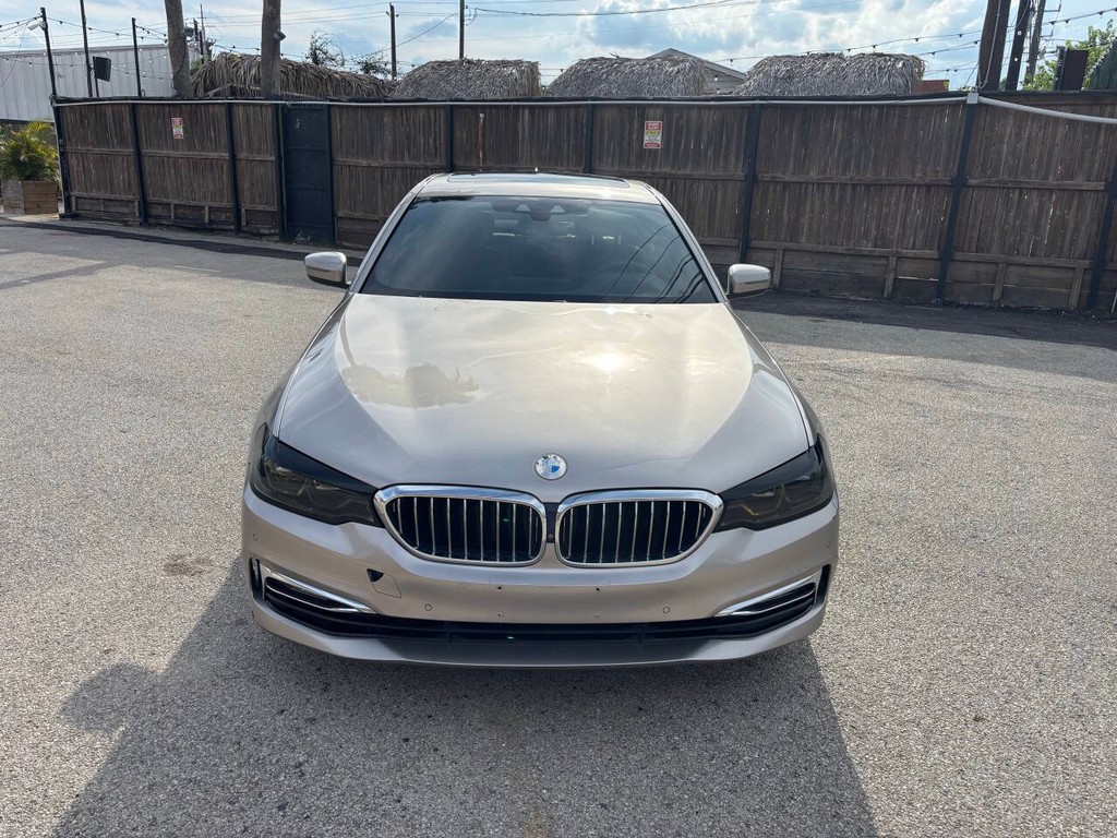 BMW 5 Series Vehicle Full-screen Gallery Image 02