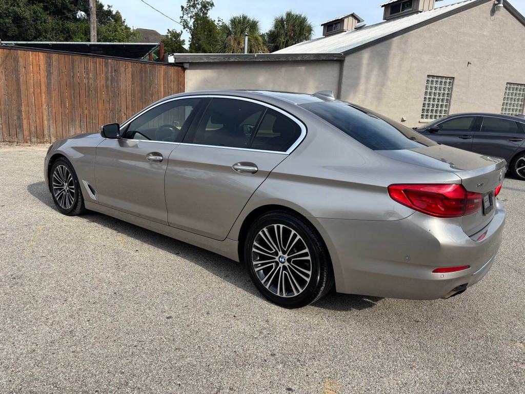 BMW 5 Series Vehicle Full-screen Gallery Image 04