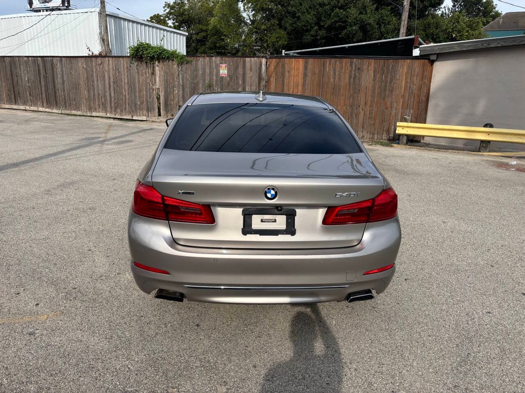 BMW 5 Series Vehicle Full-screen Gallery Image 05