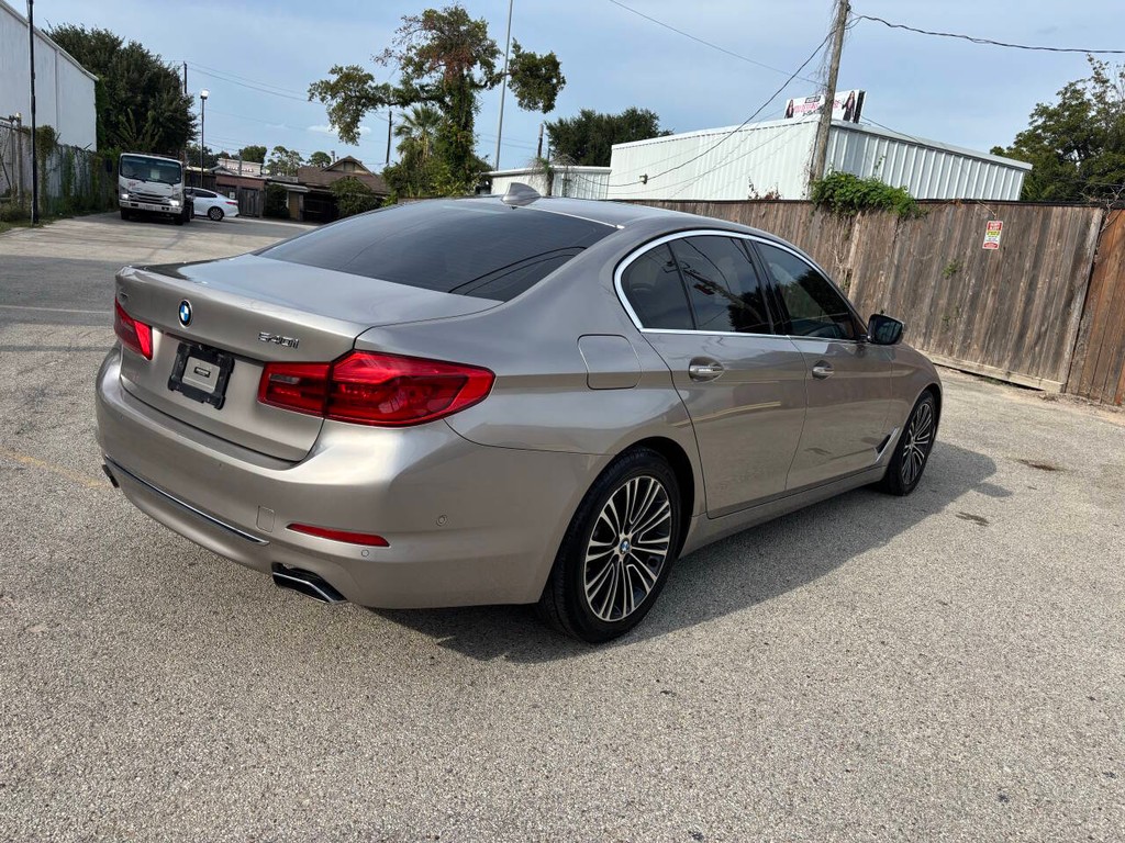 BMW 5 Series Vehicle Full-screen Gallery Image 06