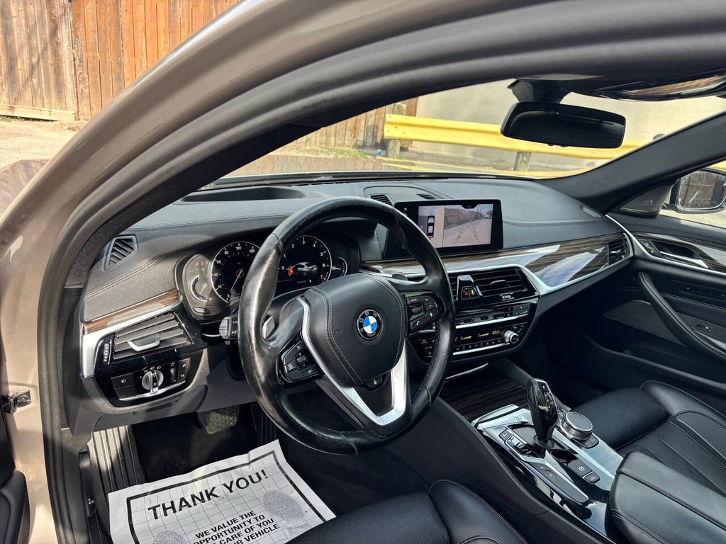 BMW 5 Series Vehicle Full-screen Gallery Image 07
