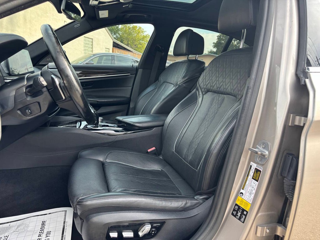 BMW 5 Series Vehicle Full-screen Gallery Image 08