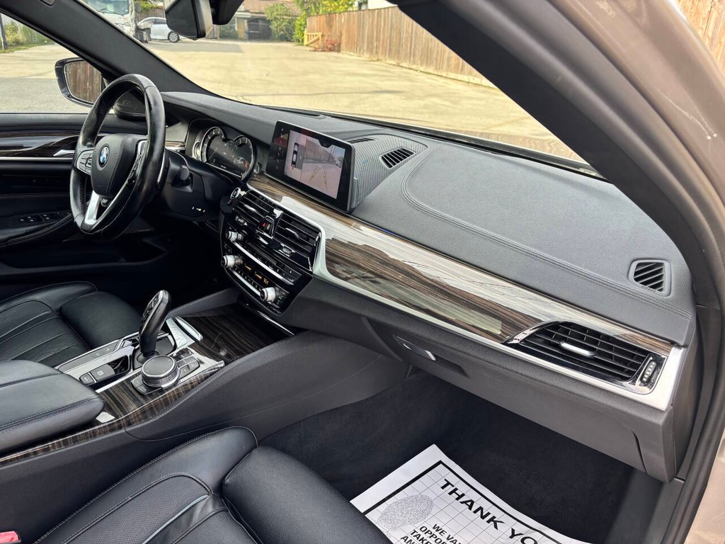 BMW 5 Series Vehicle Full-screen Gallery Image 10