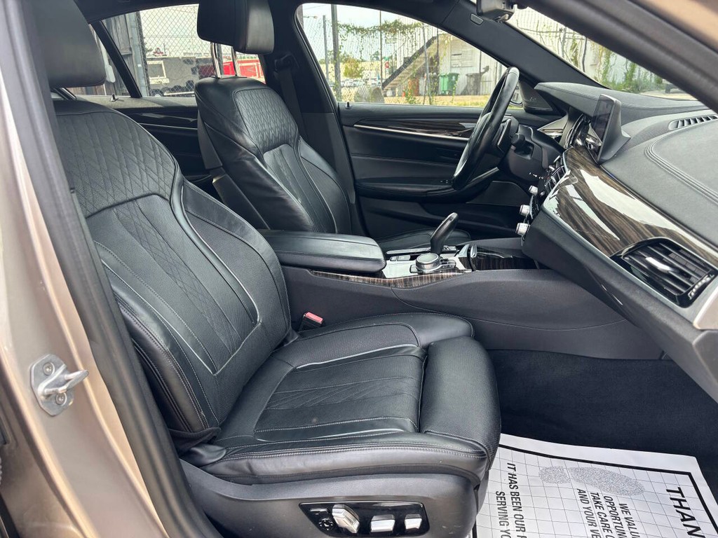 BMW 5 Series Vehicle Full-screen Gallery Image 11