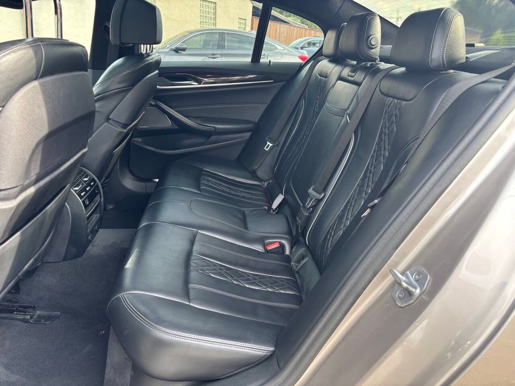 BMW 5 Series Vehicle Full-screen Gallery Image 13