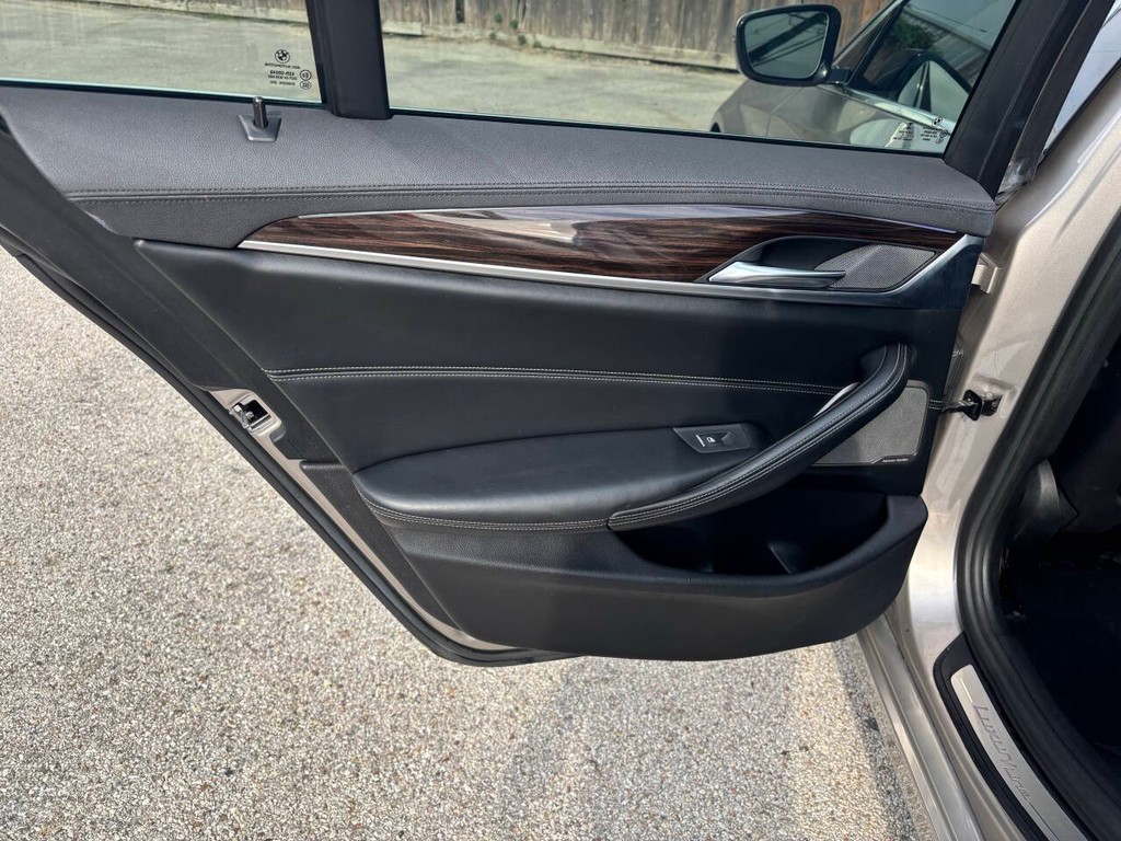 BMW 5 Series Vehicle Full-screen Gallery Image 14