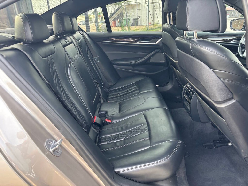 BMW 5 Series Vehicle Full-screen Gallery Image 15