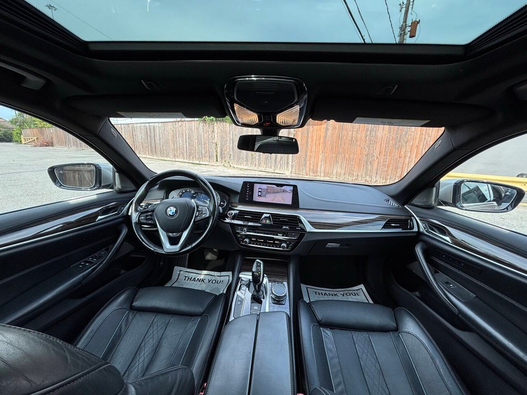 BMW 5 Series Vehicle Full-screen Gallery Image 17