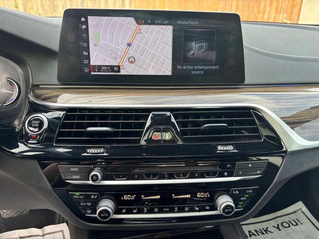 BMW 5 Series Vehicle Full-screen Gallery Image 19