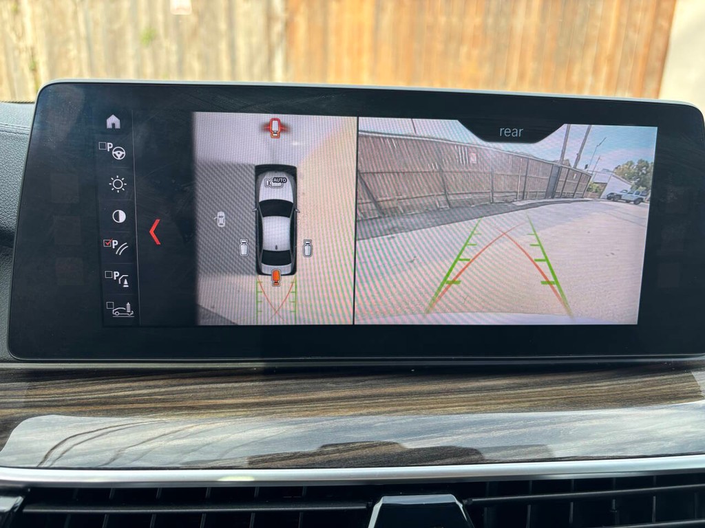 BMW 5 Series Vehicle Full-screen Gallery Image 20