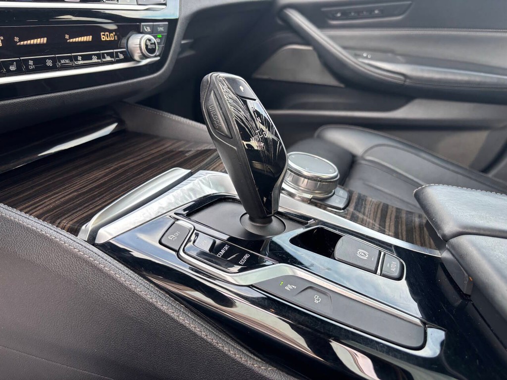 BMW 5 Series Vehicle Full-screen Gallery Image 21