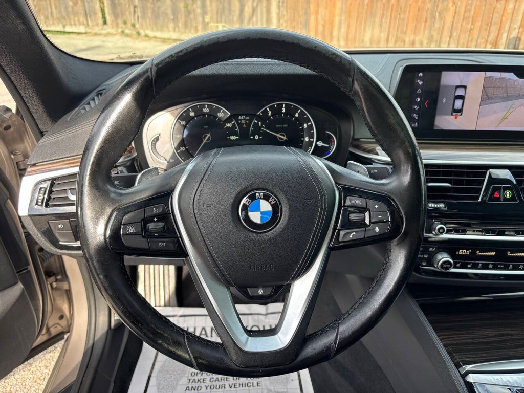 BMW 5 Series Vehicle Full-screen Gallery Image 22