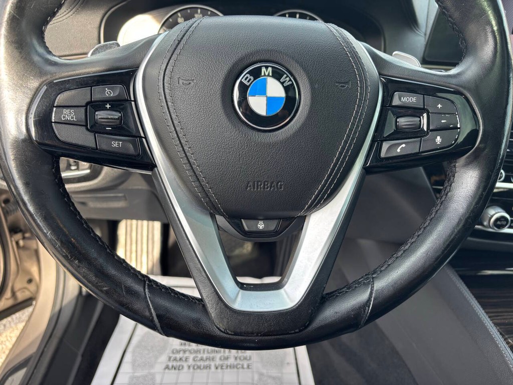 BMW 5 Series Vehicle Full-screen Gallery Image 23