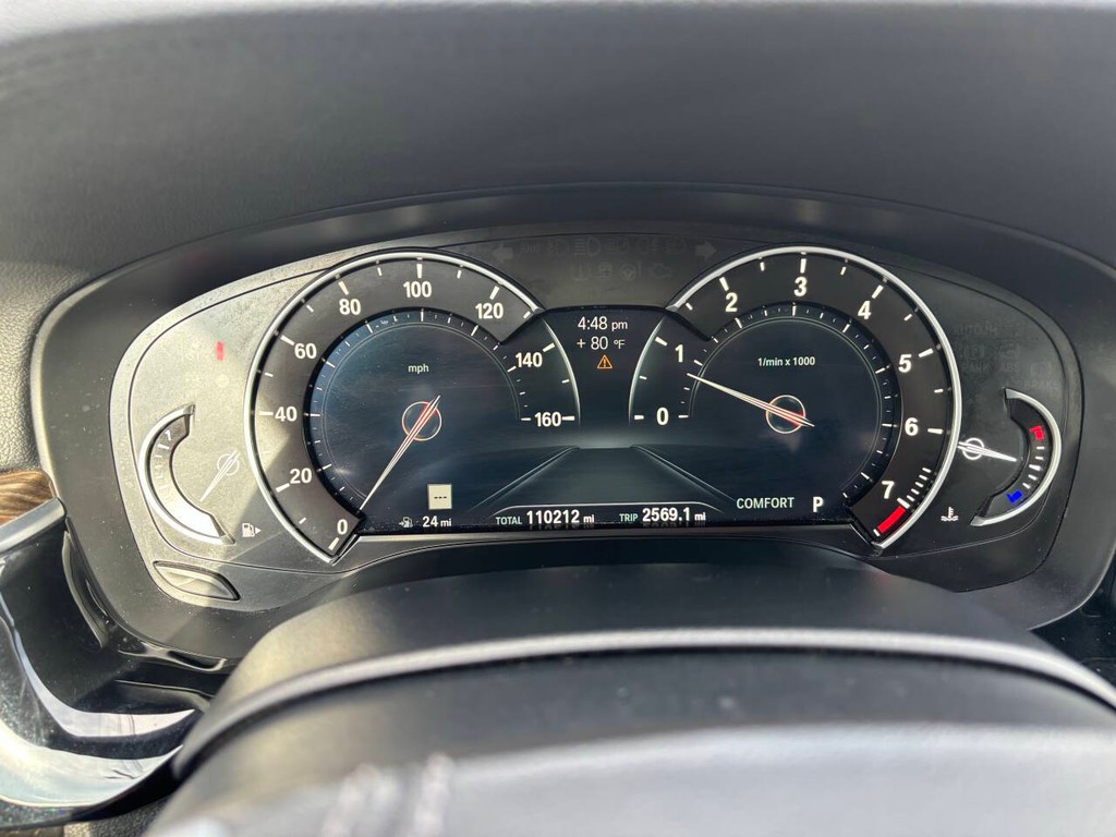 BMW 5 Series Vehicle Full-screen Gallery Image 24