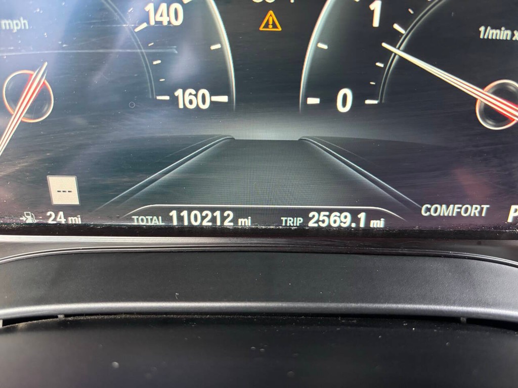 BMW 5 Series Vehicle Full-screen Gallery Image 25