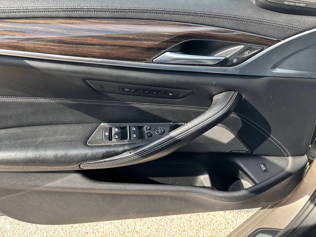 BMW 5 Series Vehicle Full-screen Gallery Image 26