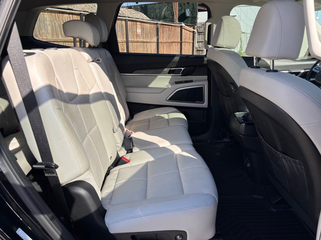 Kia Telluride Vehicle Full-screen Gallery Image 16