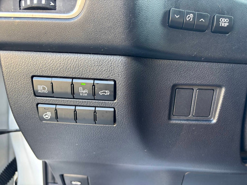 Lexus NX Vehicle Full-screen Gallery Image 27