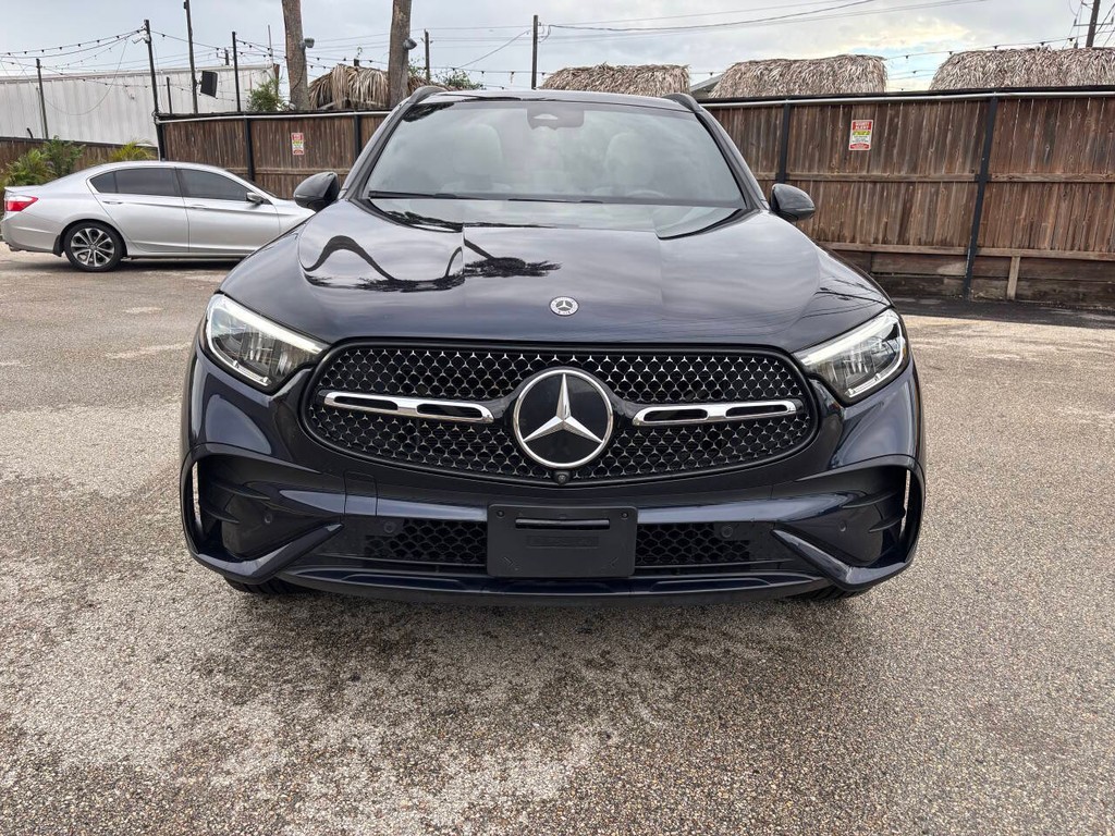 Mercedes-Benz GLC Vehicle Full-screen Gallery Image 02