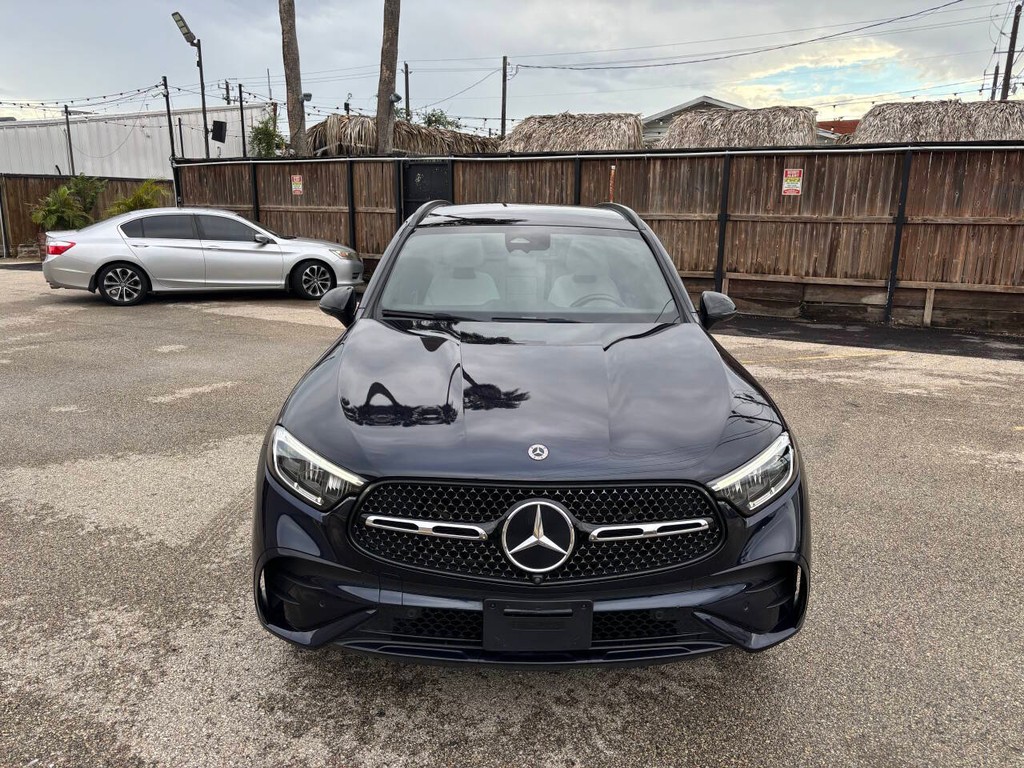 Mercedes-Benz GLC Vehicle Full-screen Gallery Image 03