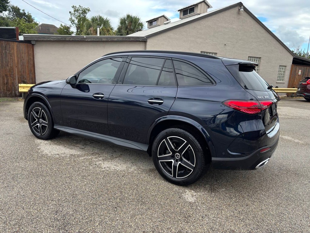 Mercedes-Benz GLC Vehicle Full-screen Gallery Image 05