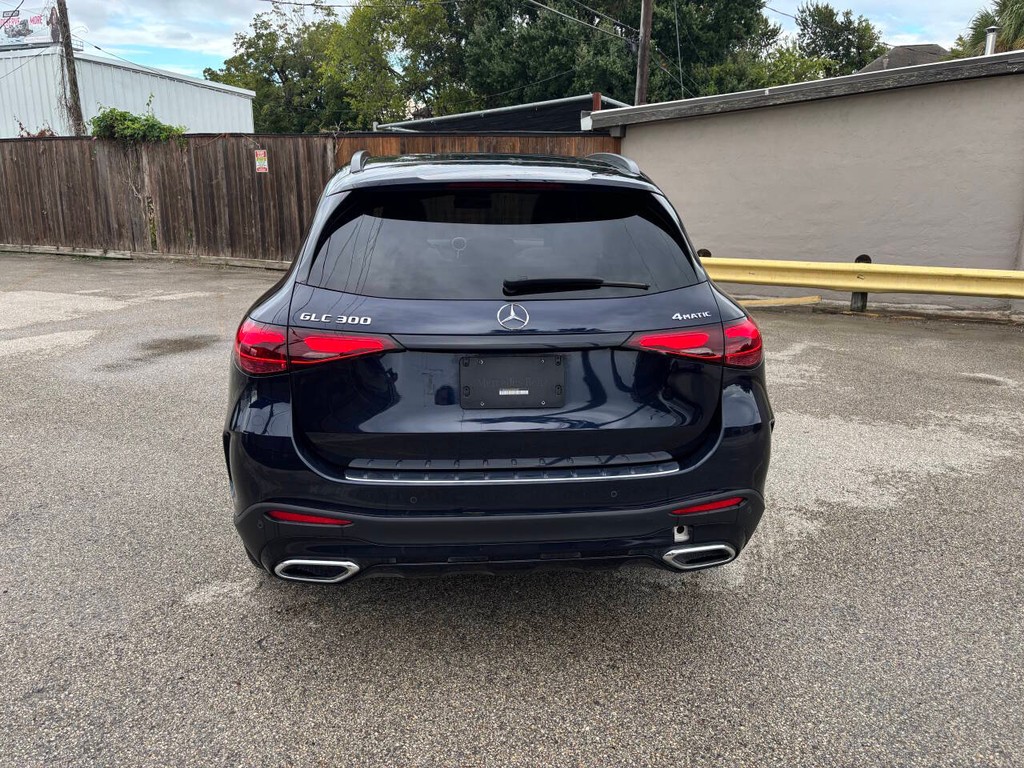 Mercedes-Benz GLC Vehicle Full-screen Gallery Image 06
