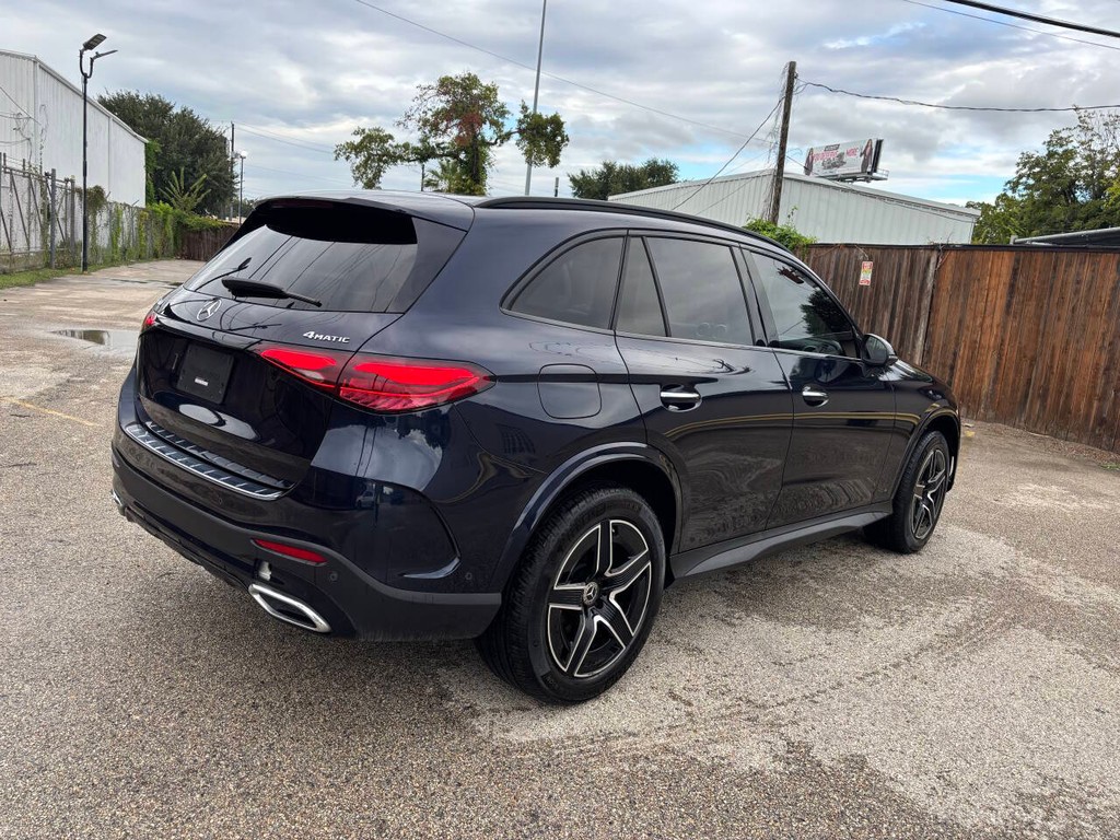 Mercedes-Benz GLC Vehicle Full-screen Gallery Image 07