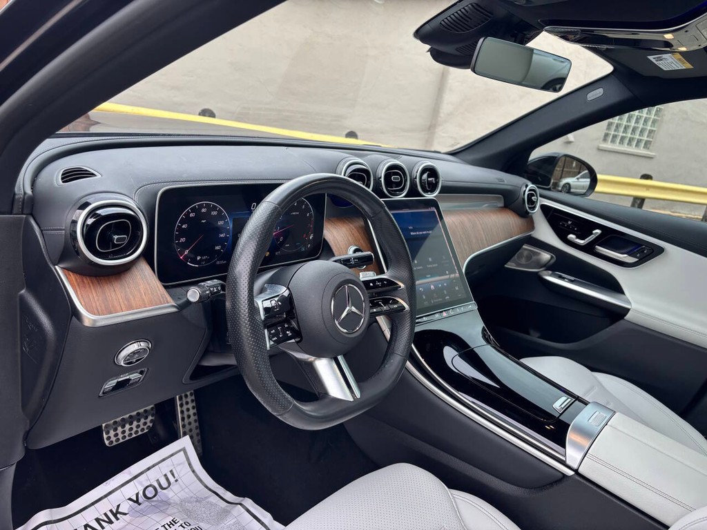 Mercedes-Benz GLC Vehicle Full-screen Gallery Image 08