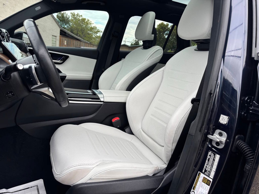 Mercedes-Benz GLC Vehicle Full-screen Gallery Image 09