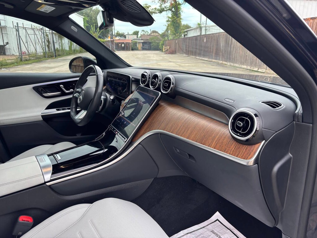 Mercedes-Benz GLC Vehicle Full-screen Gallery Image 11