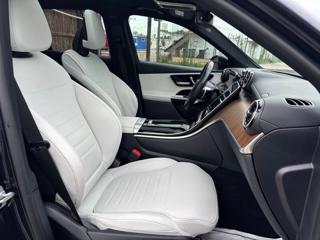 Mercedes-Benz GLC Vehicle Full-screen Gallery Image 12