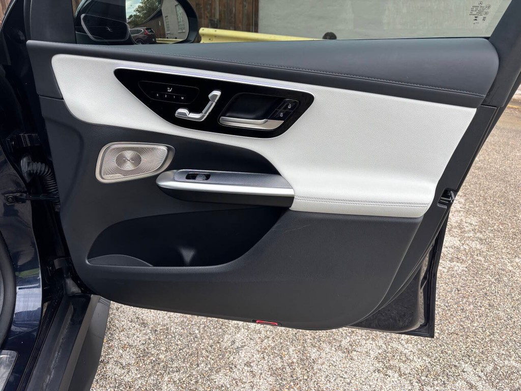 Mercedes-Benz GLC Vehicle Full-screen Gallery Image 13