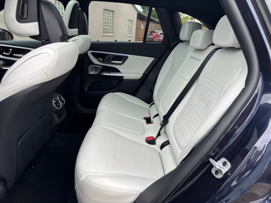Mercedes-Benz GLC Vehicle Full-screen Gallery Image 14
