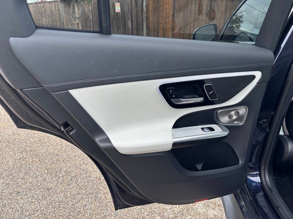 Mercedes-Benz GLC Vehicle Full-screen Gallery Image 15